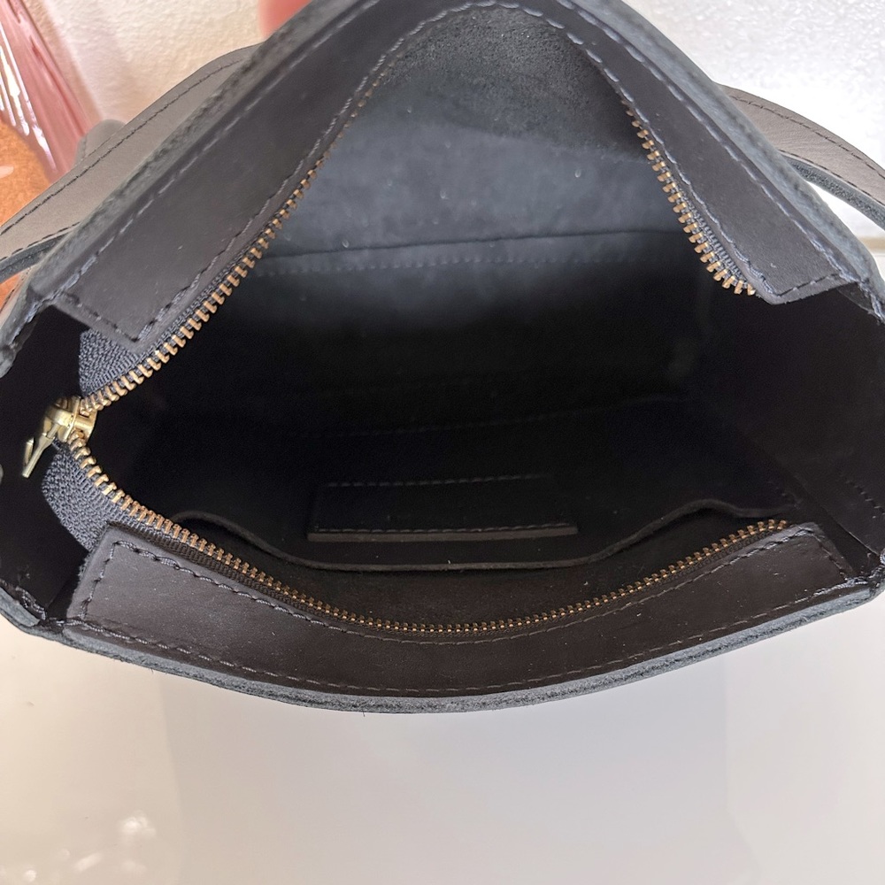 NWOT 🖤 Portland Leather Triangle Zip Bag in Elegant Smooth Black Color. - Picture 6 of 6